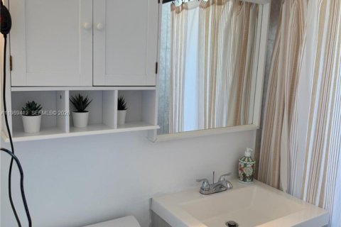 Villa ou maison à vendre à Hollywood, Floride: 2 chambres, 112.6 m2 № 2051568 - photo 29