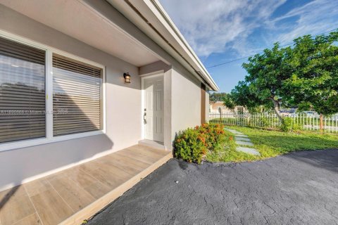 Casa en alquiler en Hollywood, Florida, 3 dormitorios, 138.89 m2 № 1943454 - foto 3