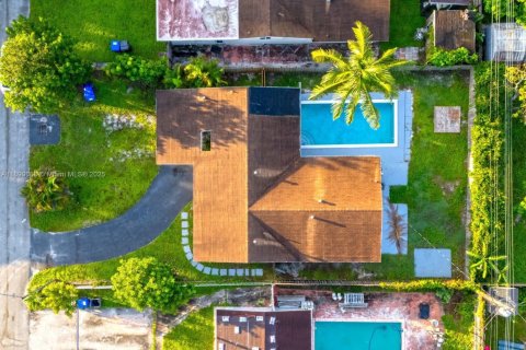 Casa en alquiler en Hollywood, Florida, 3 dormitorios, 138.89 m2 № 1943454 - foto 1