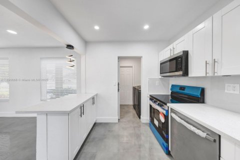 Casa en alquiler en Hollywood, Florida, 3 dormitorios, 138.89 m2 № 1943454 - foto 9
