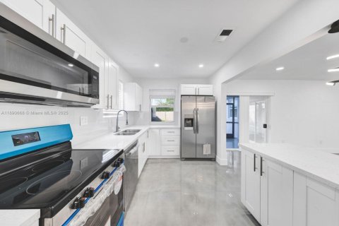 Casa en alquiler en Hollywood, Florida, 3 dormitorios, 138.89 m2 № 1943454 - foto 8