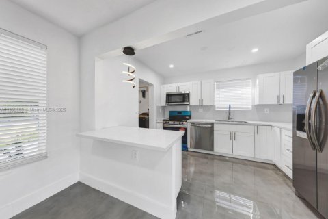 Casa en alquiler en Hollywood, Florida, 3 dormitorios, 138.89 m2 № 1943454 - foto 11