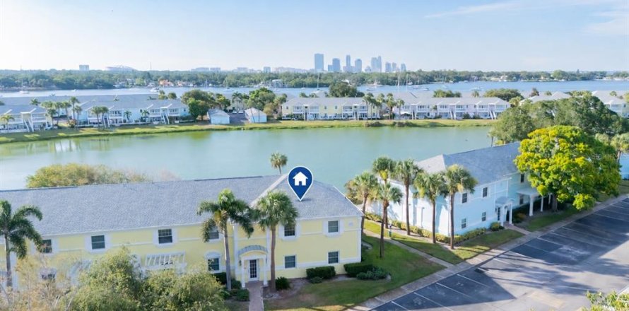 Condominio en Saint Petersburg, Florida, 2 dormitorios  № 2199374