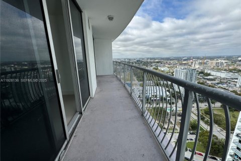 Condominio en alquiler en Miami, Florida, 1 dormitorio, 76.64 m2 № 1988713 - foto 2