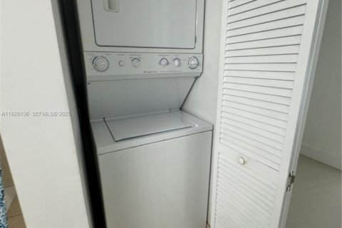 Condominio en alquiler en Miami, Florida, 1 dormitorio, 76.64 m2 № 1988713 - foto 6