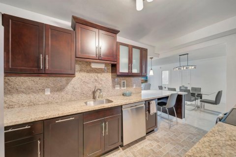 Condo in Fort Lauderdale, Florida, 2 bedrooms  № 2398093 - photo 10