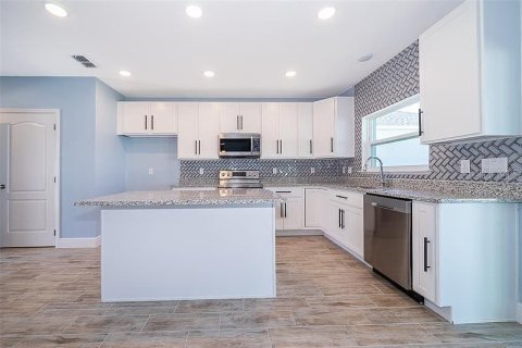 House in Davenport, Florida 3 bedrooms, 210.24 sq.m. № 2378040 - photo 11