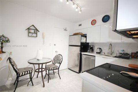 Condominio en alquiler en Miami Beach, Florida, 2 dormitorios, 95.69 m2 № 2054457 - foto 11