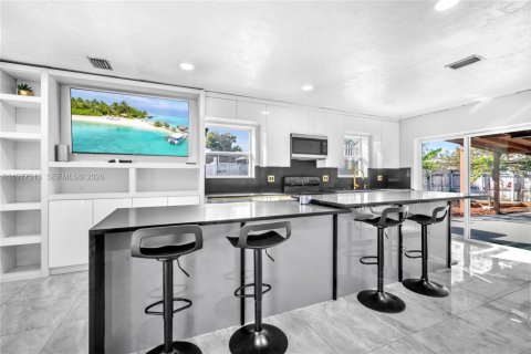 House in Hollywood, Florida 2 bedrooms, 108.88 sq.m. № 2043122 - photo 7