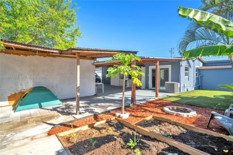 House in Hollywood, Florida 2 bedrooms, 108.88 sq.m. № 2043122 - photo 25