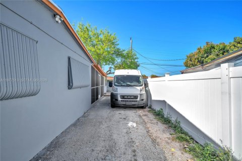 House in Hollywood, Florida 2 bedrooms, 108.88 sq.m. № 2043122 - photo 27