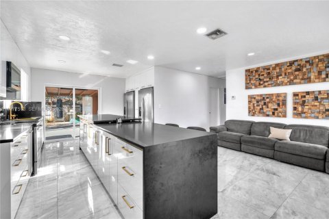 House in Hollywood, Florida 2 bedrooms, 108.88 sq.m. № 2043122 - photo 5