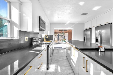 House in Hollywood, Florida 2 bedrooms, 108.88 sq.m. № 2043122 - photo 9