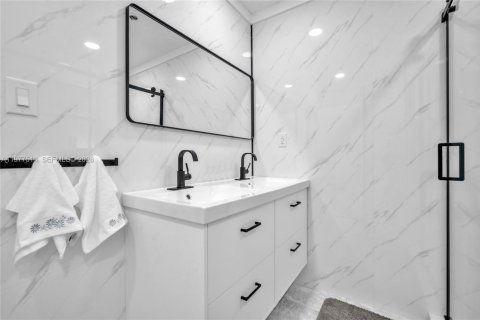 House in Hollywood, Florida 2 bedrooms, 108.88 sq.m. № 2043122 - photo 18