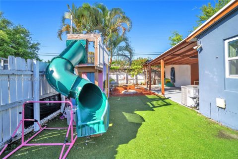 House in Hollywood, Florida 2 bedrooms, 108.88 sq.m. № 2043122 - photo 24