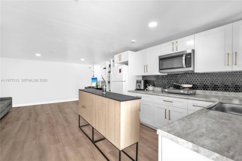 House in Hollywood, Florida 2 bedrooms, 108.88 sq.m. № 2043122 - photo 30