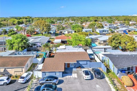 House in Hollywood, Florida 2 bedrooms, 108.88 sq.m. № 2043122 - photo 2