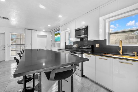 House in Hollywood, Florida 2 bedrooms, 108.88 sq.m. № 2043122 - photo 10