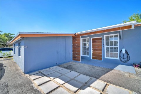 House in Hollywood, Florida 2 bedrooms, 108.88 sq.m. № 2043122 - photo 3