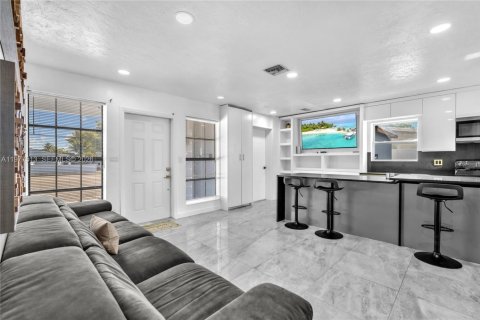 House in Hollywood, Florida 2 bedrooms, 108.88 sq.m. № 2043122 - photo 4