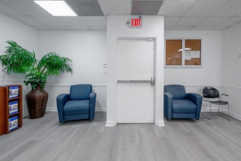 Commercial property in North Miami, Florida № 1980085 - photo 7