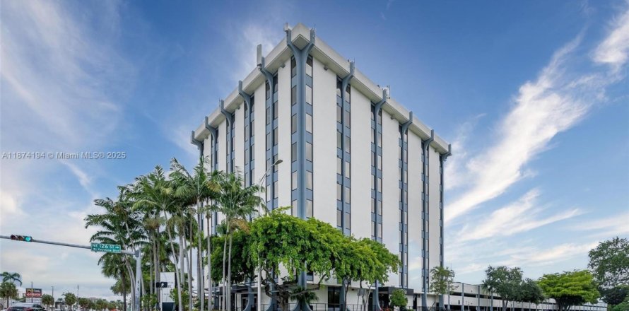 Commercial property in North Miami, Florida № 1980085