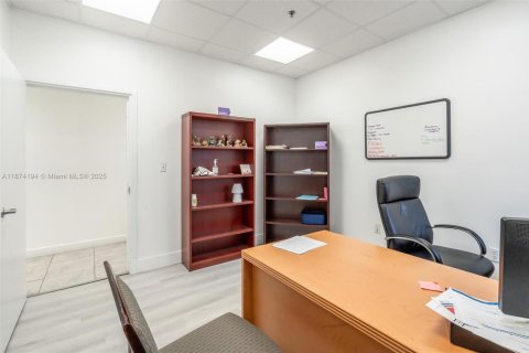 Commercial property in North Miami, Florida № 1980085 - photo 12