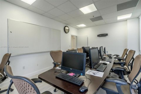 Commercial property in North Miami, Florida № 1980085 - photo 29