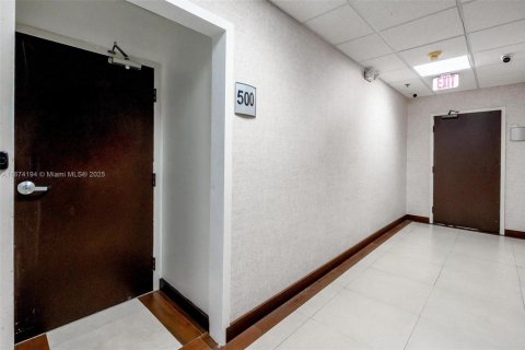 Commercial property in North Miami, Florida № 1980085 - photo 5