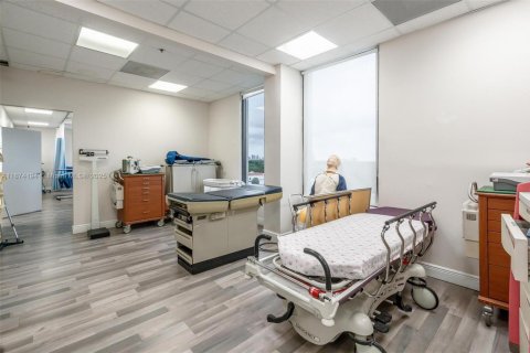 Commercial property in North Miami, Florida № 1980085 - photo 24