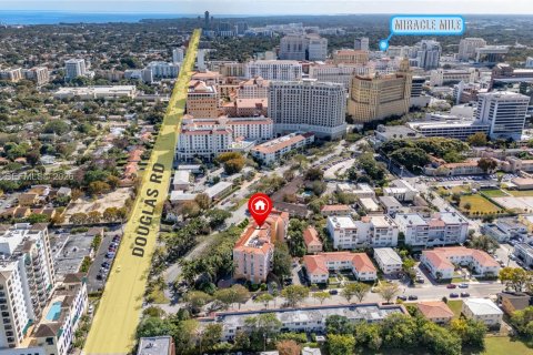 Купить кондоминиум в Корал-Гейблс, Флорида 2 спальни, 95.69м2, № 2023999 - фото 2