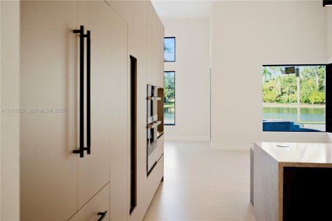 House in Weston, Florida 5 bedrooms, 348.94 sq.m. № 2428517 - photo 18