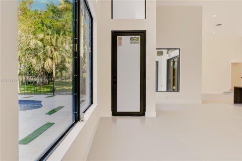 House in Weston, Florida 5 bedrooms, 348.94 sq.m. № 2428517 - photo 15