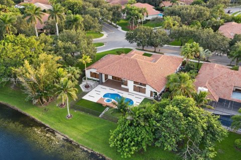 House in Weston, Florida 5 bedrooms, 348.94 sq.m. № 2428517 - photo 5