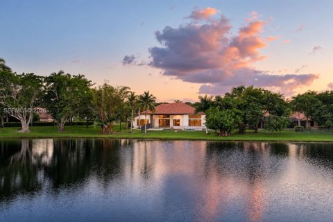 House in Weston, Florida 5 bedrooms, 348.94 sq.m. № 2428517 - photo 8