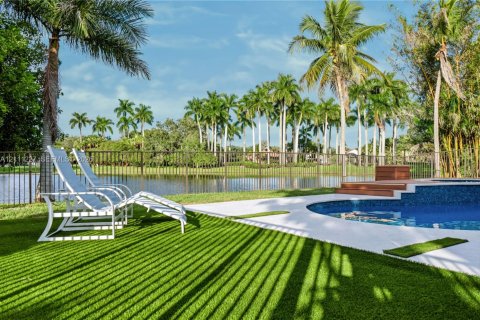 House in Weston, Florida 5 bedrooms, 348.94 sq.m. № 2428517 - photo 12