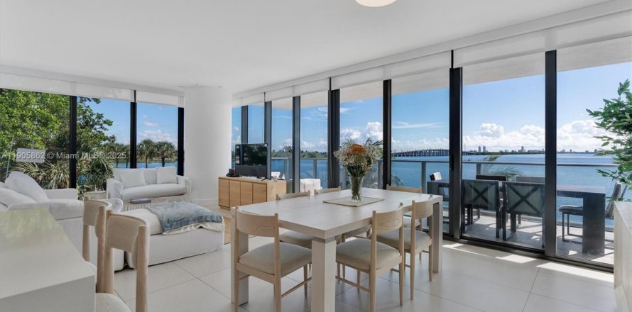 Кондоминиум с 3 спальнями в Майами, Флорида № 1974874