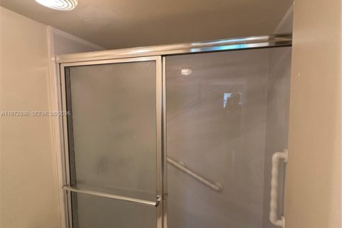 Condominio en alquiler en Sunrise, Florida, 1 dormitorio, 89.19 m2 № 2040340 - foto 17