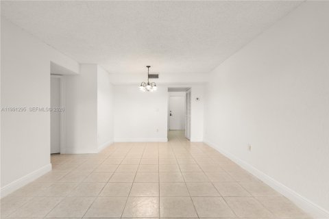 Copropriété à louer à Sunrise, Floride: 2 chambres, 87.7 m2 № 2059591 - photo 9
