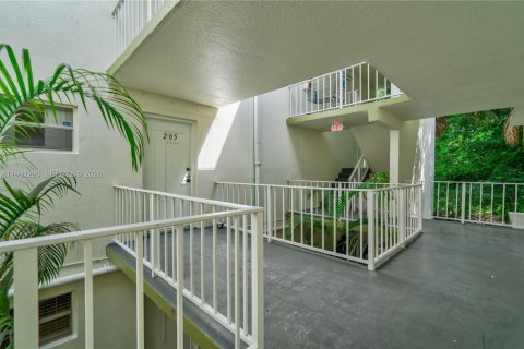 Copropriété à louer à Sunrise, Floride: 2 chambres, 87.7 m2 № 2059591 - photo 2