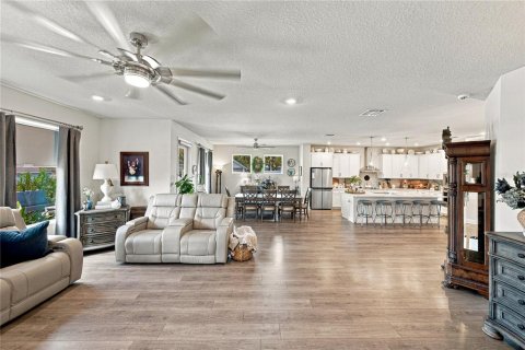 House in San Antonio, Florida 4 bedrooms, 256.22 sq.m. № 2403640 - photo 6