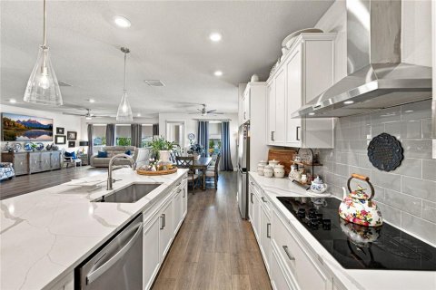House in San Antonio, Florida 4 bedrooms, 256.22 sq.m. № 2403640 - photo 14