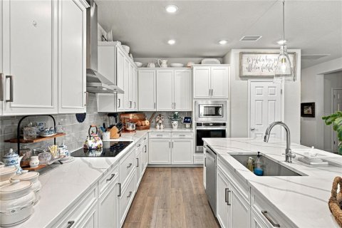 House in San Antonio, Florida 4 bedrooms, 256.22 sq.m. № 2403640 - photo 12