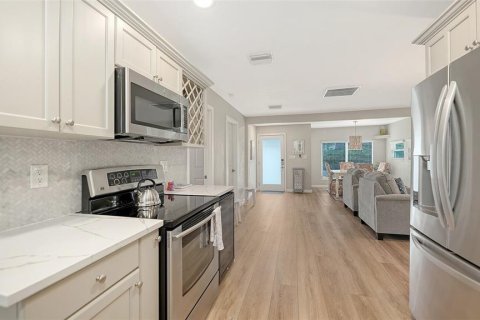 House in Sarasota, Florida 2 bedrooms, 102.01 sq.m. № 2195297 - photo 15