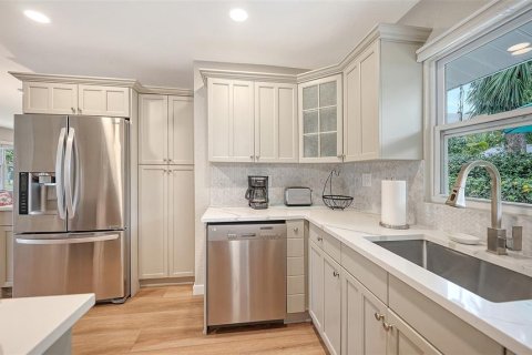 House in Sarasota, Florida 2 bedrooms, 102.01 sq.m. № 2195297 - photo 16