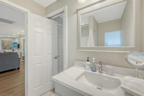 House in Sarasota, Florida 2 bedrooms, 102.01 sq.m. № 2195297 - photo 25