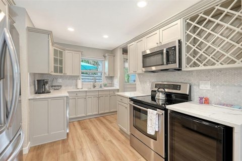 House in Sarasota, Florida 2 bedrooms, 102.01 sq.m. № 2195297 - photo 14