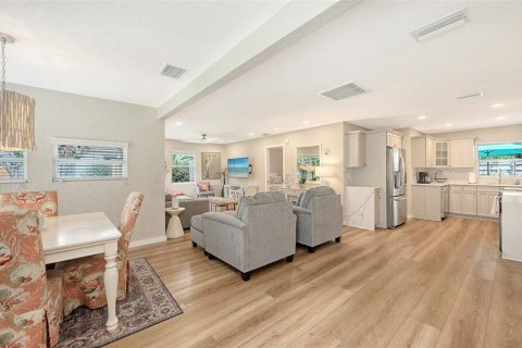 House in Sarasota, Florida 2 bedrooms, 102.01 sq.m. № 2195297 - photo 8