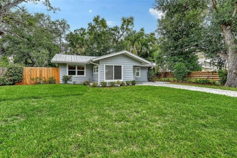 House in Sarasota, Florida 2 bedrooms, 102.01 sq.m. № 2195297 - photo 2