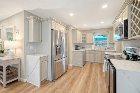 House in Sarasota, Florida 2 bedrooms, 102.01 sq.m. № 2195297 - photo 13